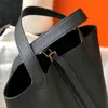 Sommar mode rese hink designer The Tote Bag Womens Luxurys handväska klassisk korg sadelväska läder butik axelväska man koppling crossbody jämn makeup väskor
