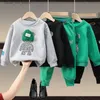 Vêtements Ensembles automne bébé fille garçon vêtements ensembles enfants sports de dessin animé ours sweat-shirt et pantalon coup de pied en deux pièces Cotton Tracksuit T240415