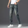 Designer di jeans maschile ricamato primavera e autunno nuovo prodotto jeans maschile slim fit elastico elastico versatile scuro piccolo pantaloni a gamba dritta quattro stagioni