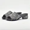 Klädskor senaste svart färg italienska kvinnor sandaler sko för fest afrikanska bröllop låga klackar glid på pumpar hög kvalitet