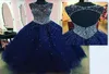 Ядра синих выпускных платьев вечерние ношение полного бисера -кристаллов топ -платья 2019 года скромные модные замочные скважины Сексуальные случаи Quinceanera D7628229