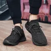 Scarpe casual nere in corsa per uomini ultralight traspirato e traspiranti sneaker non slittanti in maglia mesh piatti estivi all'aperto 2024