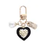 Keychains Lanyards Creative Pearl Peach Heart Keychain Elegant Letter Label Imitatie Paar voor vrouwen Girls Handtelefoon Kap.