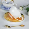 Pucharki Płucniki Wysokiej jakości niebieski Piękny Flower Ceramics Cup i spodek z łyżką drobnoziarnistą China Mub Prezent dla dziewczyny