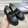 Ontwerpers Luxe schoenen College Style Loafer Girls Dress Platform Schoenen Kleine Bee Borduurwerk Leer Dikke Soled Slip On Shoe English Style Retro Small Lederen Shoe