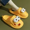 2024 Nya designer kvinnor sandaler mode tecknad design utomhus strand inomhus sommar tofflor glider icke-halk gummi loafers gratis fraktsko