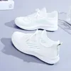 Zapatos blancos para mujeres zapatos casuales para mujeres zapatos deportivos transpirables al transpirable zapatos de malla livianos y cómodos suaves con soles suaves