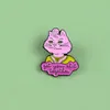 Кэролайн эмалевая булавка мультфильм сериал Бруши для рубашки лацпак Значок Баннер Розовый кот Леди подарки для друзей