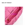 Bolsas de ombro de couro Bottegvvenet Designer bolsa de paródia Bolsa de mulheres autênticas 2024 verão novo rosa rosa tecida Saco de travesseiro pequeno em ter logotipo hbszod