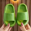 Slipper kinderen slippers comfortabel zomertuin strand sandalen baby pvc badkamer schoenen niet-slip voor jongensmeisjes T240415