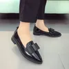 Zapatos casuales comemore los tacones bajos de las mujeres deslizan el calzado femenino punteado tacón grueso plano de primavera mocas mocasines de la patente de la patente