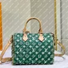 폭발 새로운 여성용 활주로 속도 Y P9 Bandoulier E 25 M24423 Green Soft Calfskin 메인 구획 자물쇠 이름 태그 키 벨 프린트 내부 ZIPPED POCKEN DESIGNER TOP