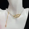 Klassisk CZ Micro Pave Letter V Halsband Vit Pearl Choker Halsband för kvinnors gåva