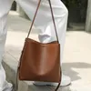 Sac en cuir authentique pour femmes pour le printemps 2024 Versatiles et conception de niche Héqueur haut de gamme Bodet de grande capacité à bandoulière