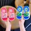 Slipper Nieuwe zomer leeftijd 2-7 kinderen Slippels Leuke cartoon dinosaurusbeer sandalen voor jongens meisjes flip flops non-slip huis kinderschoenen T240415