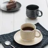 Tasses Saucers Tasse de café en poterie grossière fait à la main avec un plat de céramique à la maison.