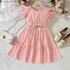 Flickas klänningar flickor sommar ny stil liten flygande ärm klippt fast färgklänning för barnbarn Y240415