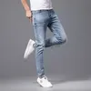 Designer de jeans masculin concepteur haut de gamme printemps / été jeans masculin à la mode slim slim fit small pieds minces polyvalents brodés polyvalents