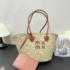 Große Kapazität Beach Bag Mimu Sektor gewebte Tasche Hochwertige Strohbeutel Sommer Mode vielseitiger Gemüsekorb -Bag Designer Handtasche für Frauen