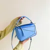 女性用のデザイナートートバッグ幾何学バッグ対照カラークロスボディクラシックスモールハンドバッグ高品質のシンプルで多目的な女性のオリジナルロゴ