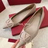 Designer dames schoenen Casual puntige teen ondiepe platte hakken echte lederen bruiloft metaal v-buckle zomer luxe naakt zwart rood goud zilveren dames sandalen