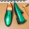 Casual skor som säljer mäns glansiga läder Europa Amerika slip resistenta enkla loafers vandring gratis leverans
