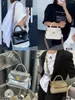 Bolsas de ombro de ombro de ponta de gama pequena Mulheres mensageiras bege colorido de óleo de cera de vaca brilhante Handbag commuter ol crossbody