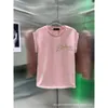 Nischdesign för vår/sommar i varm stämpling signatur fashionabla rullade kant axelärmar lat känsla t-shirt