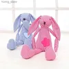 Pluszowe lalki Kawaii Stripe Długie ucho Rabbit Pchana zabawka Bell Baby Kootująca miękka urocza lalka dla snu Dzieci Prezent Dostępny Y240415