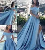 Robes de soirée Sky Blue High Split 2018 Off the Shoulder Simple Prom Robes Sweep Train Satin Femmes Forme Robe de fête bon marché Vesti7415070