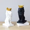 Dekorativa figurer Moderna harts Animal Statue Golden Crown Black Lion Figur för heminredningar Tillbehör vardagsrum Diskdekor