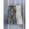 디자이너 The KK Butterfly Love Flower Series 민소매 드레스는 단순한 우아한 사교계 기질을 발산합니다.