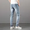 Mens Kong End Bahar/Yaz için Tasarımcı Kot pantolon yeni kot erkekler ince fit, küçük ayaklar, kırık delik modaya uygun marka elastik gündelik düz bacak pantolon moda pantolon