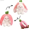 Pouilles en peluche Doll de peluche de lapin de fraise carotte avec fermeture éclair avec une fermeture à glissière et à lapin doux décoration adaptée aux cadeaux de Pâques pour enfants y240415