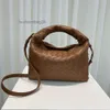 Çanta Kalitesi Dükkanı Tote Bottgas Venetas Lady Bags Kadın Moda Yüksek 2024 TOOT ÇANTALARI Erken Bahar Yeni Mini Boynuz Hop Hafif Handheld Crossbody 86HD