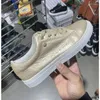 Buty swobodne Rose Gold Women wulkanizowany stały kolor na niskim obcasie z złotymi guzikami 2024 koronkowe sneakers