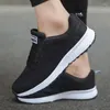 Zapatos casuales mujeres deportes 2024 tendencias zapatillas de deporte ligero de zapatillas transpirables para el tenis blanco calzado femenino