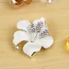 Broche de boucles d'oreilles en peluche pour femmes et filles fleurs avec Crystal White élégant