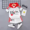 Giyim setleri yeni yaz bebek kızlar kıyafetleri çocuklar erkek çocuk spor mektubu kapüşonlu t-shirt şort 2pcs/setler yürümeye başlayan çocuk gündelik kostüm çocuk izleme y240415y240417m7pt