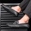 Soft Souded Busined Formal Men Chaussures avec motif crocodile en relief décoration en métal à la mode carrée plate à fond en cuir de vache en cuir de vache chaussures décontractées