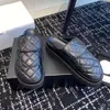 Toppkvalitetsplattform mular tofflor Sandaler glider rund tå slip på äkta läder casual sko kvinnors lyxdesigners mule sko kvinnor fabrikskor med låda