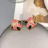 Stud -oorbellen Europese en Amerikaanse retro geometrisch rooster ingelegd zirkoon roze emailglazuur voor vrouwen stijlvol compact