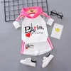 Giyim setleri yeni yaz bebek kızlar kıyafetleri çocuklar erkek çocuk spor mektubu kapüşonlu t-shirt şort 2pcs/setler yürümeye başlayan çocuk gündelik kostüm çocuk izleme y240415y240417m7pt