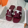 2024 Hot Designer glisses de sandales Slippers plage classiques Sandale Flat Luxury Summer Lady Leather Flip Flops Men Femmes Pr02