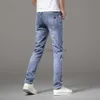 メンズジーンズデザイナー男性用ジーンズ新しいトレンドスモールストレートチューブカジュアルパンツのためのカジュアルカジュアル汎用性の高いメンズパンツ