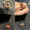 Ontwerper van nieuwe laser Red Chalcedony Flippable Ring V Gouden dubbele bloemzijdige klaver omgedraaid transport