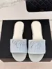 Luxusfrauen ineinandergreifern C -Logo -Hausschuhe Sandalendesigner Männer Flip Flops Echtes Leder Strand flache Freizeitbogenschuhe = Kamelien rutscht hochwertige Strandsandale