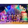7m de largeur des enfants arc-en-ciel attrayant thème bckdrop arc de bonbons gonflables avec des glands colorés de ballon d'arc de sucre de sucre doux pour la décoration de la fête