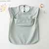 Bibbs Burp Tygs Baby Bibs Solid Color Children Waterproof Art Smock For Boys Girls Spädbarn Inga ärmar Matande förkläde med Pocket Baby Stuff Y240415Y240417YJPE