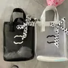 디자이너 블랙 흰색 메쉬 숄더 가방 여성 패션 쇼핑 가방 클래식 편지 투명한 세척 리본 장식 해변